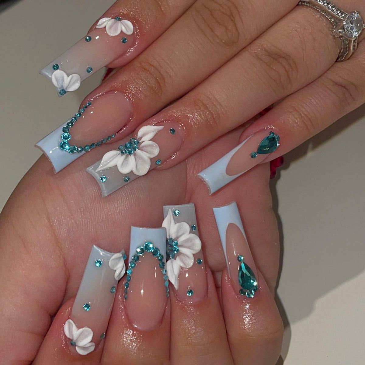 Dekorative Press-On Nägel mit einzigartigen floralen und Edelstein-Akzenten Brehn