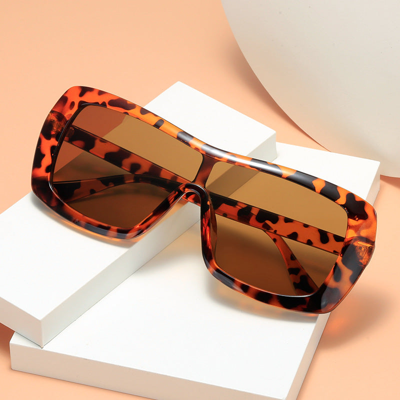 Damen stilvolle Oversize-Sonnenbrille im futuristischen Design Brehn