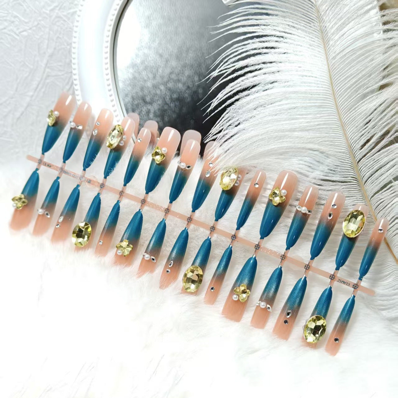 Kunstnägel Im Eleganten Stiletto-Stil mit Funkelnden Akzenten Brehn