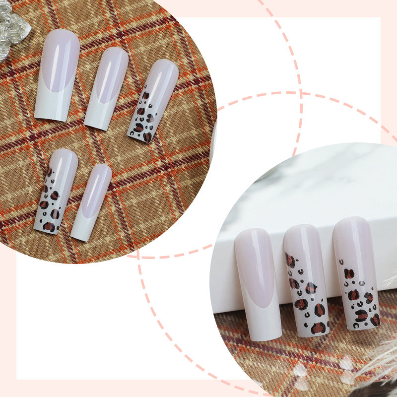 Künstlerisches Press-On-Nagelset mit stilvollem Tierdruckdesign Brehn