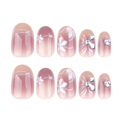 Kunstvolle Nagelgestaltung mit floralem Design und Glitzerakzenten Brehn