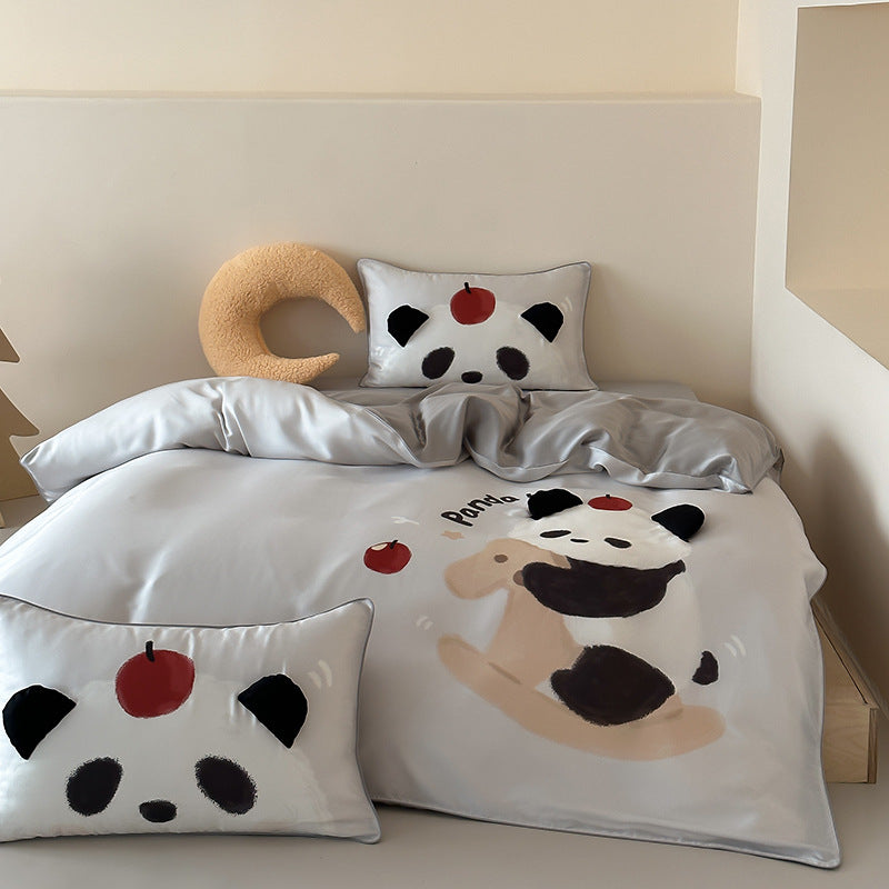 Kinderbettwäsche aus seidenmattem Satin mit illustrativem Panda- und Apfelprint sowie feiner Paspel