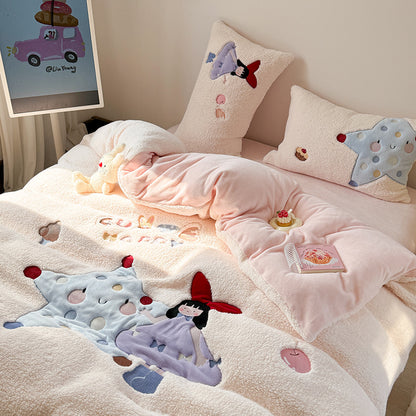 Kinder-Bettwäschegarnitur mit kuscheliger Teddy-Fleece-Oberfläche, applizierten Figuren und Wendefunktion