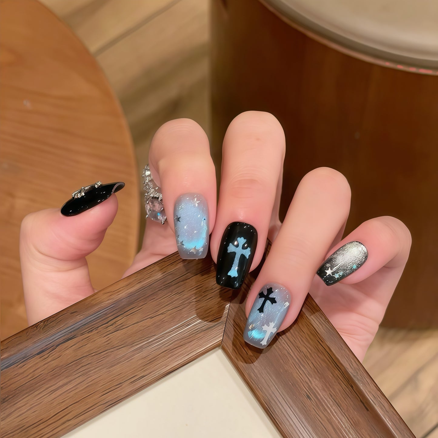 Kreative Kunstnagelspitzen mit Stilvollem Sternenmotiv Brehn