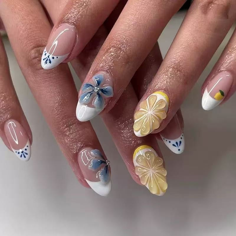 Kunstvolle Kunstnägel mit floralen und fruchtigen Akzenten Brehn