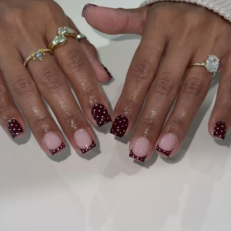 Kunstvolle Nagelkunst mit elegantem Polka-Dot Design Brehn
