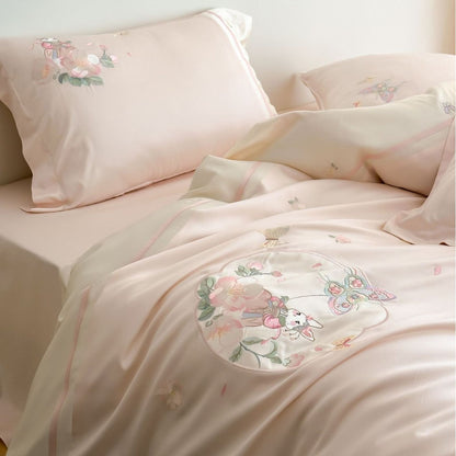 Satin-Bettwäschegarnitur mit zarter Schmetterlings- und Blumenstickerei