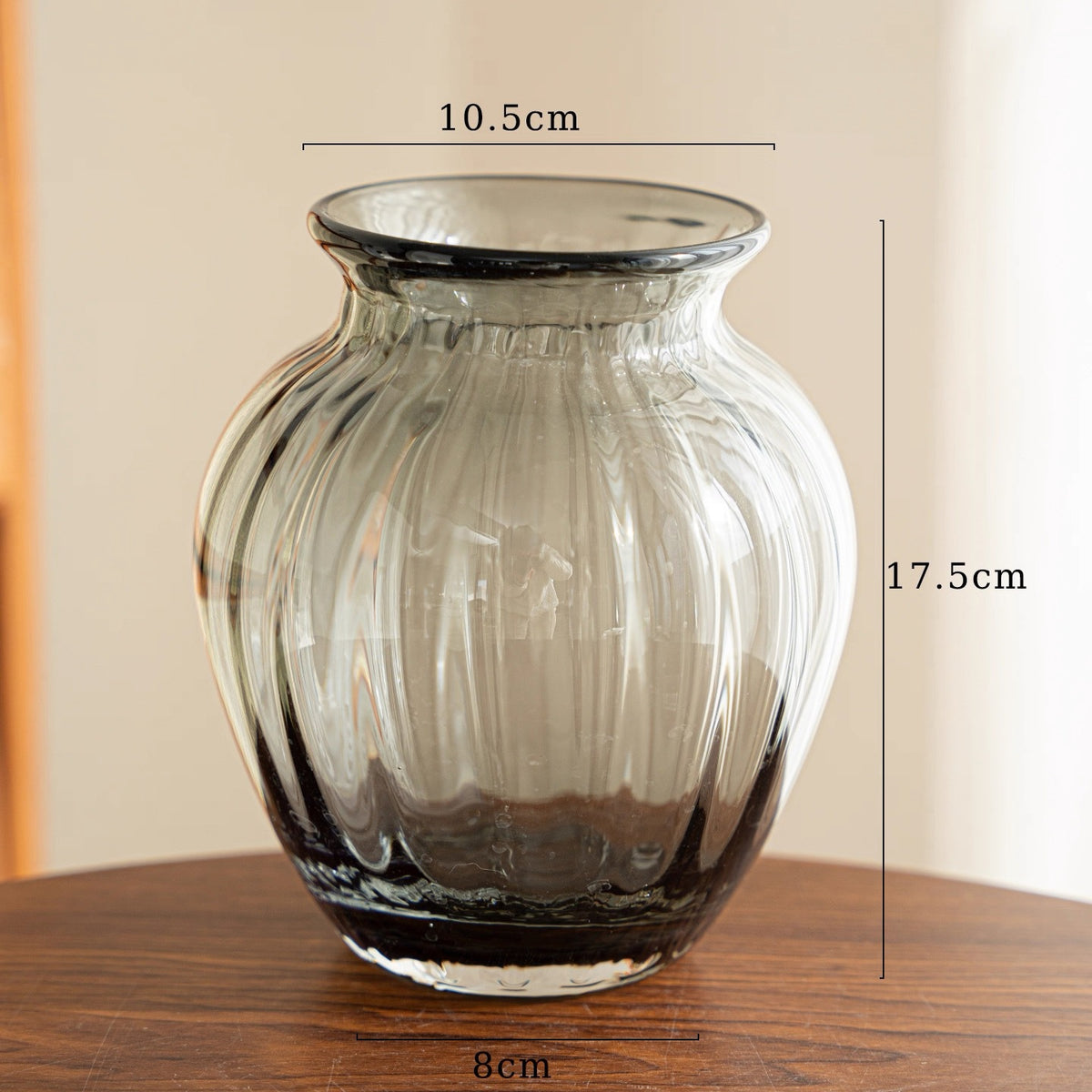 Mouthblown gerippte rauchige Glaslampen-Vase mit schmalem Hals Brehn