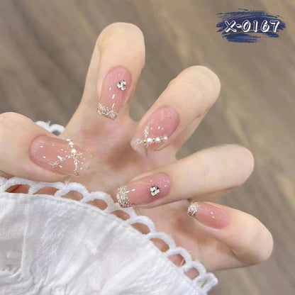 Elegante mit Strass verzierten Nagelkunst