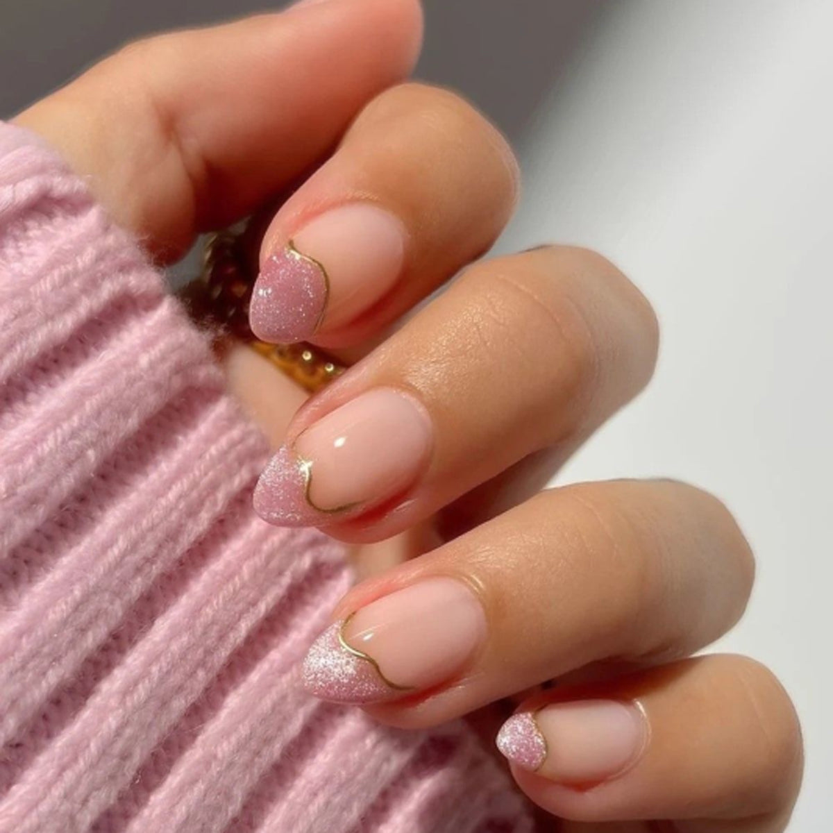 Künstliche Nagelkunst mit verspielten Punkten und Schleifen Brehn