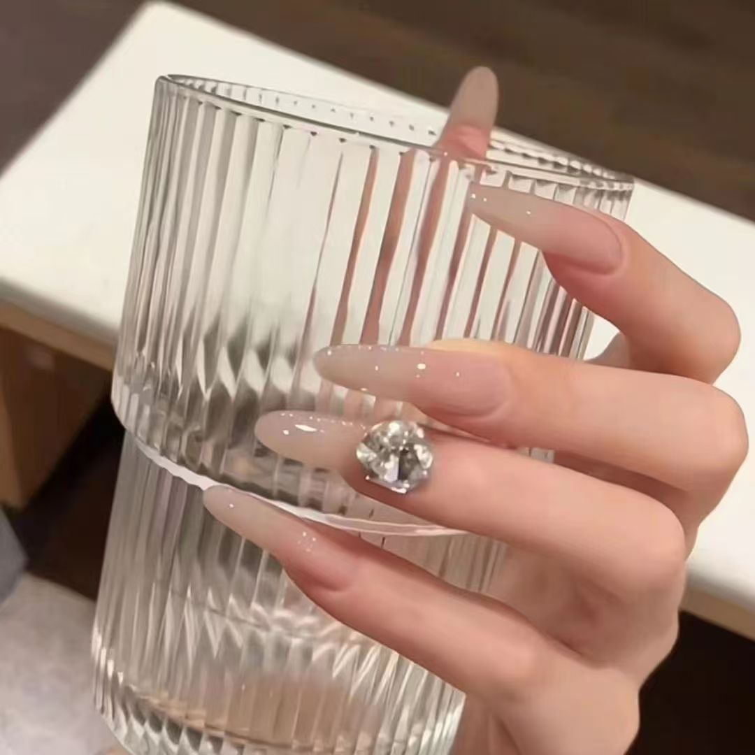 Künstlerisches Press-On Nail Set mit einzigartigen Designs Brehn