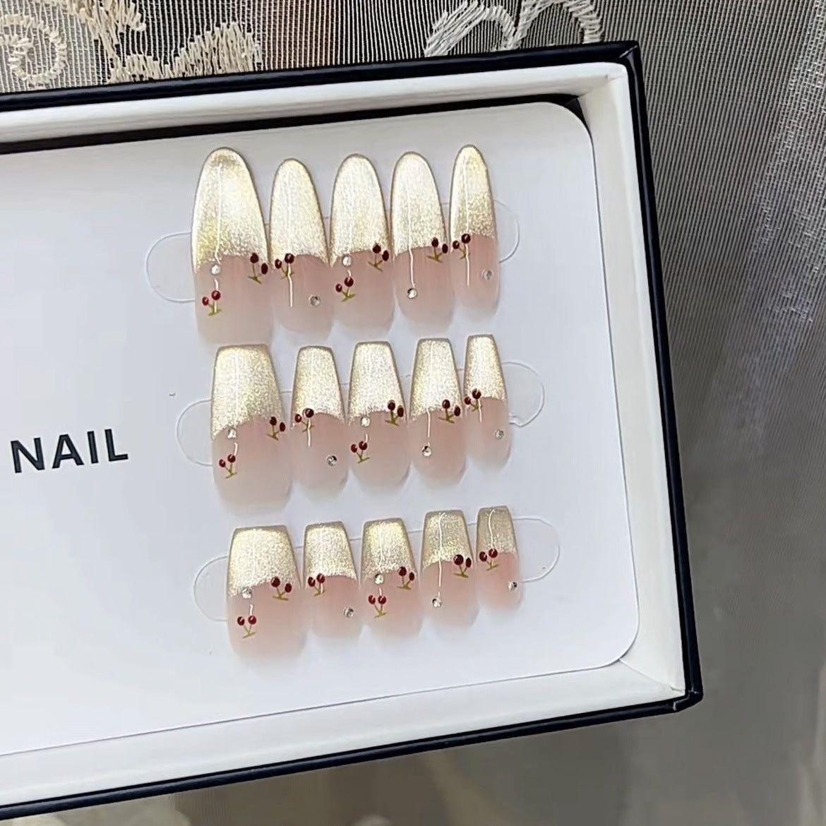Künstlerisches floral dekoriertes Press-On Nagelset Brehn