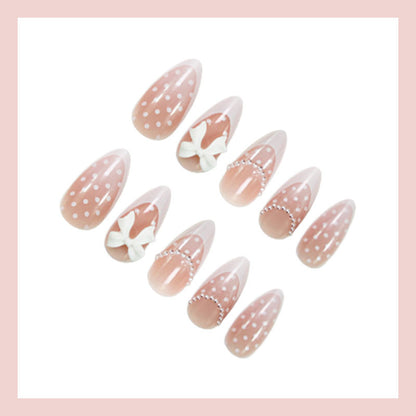 Kunstnagelset mit eleganten Spitzen und verspielten Akzenten Brehn