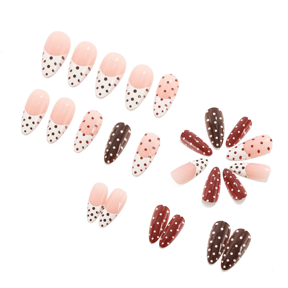 Kreative Kunstnägel im modernen Polka-Dot-Design Brehn