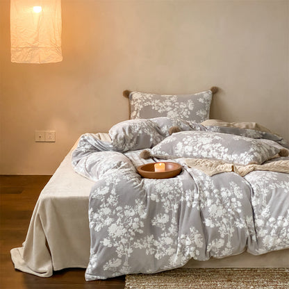Kuschelige Bettwäschegarnitur aus Mikrofleece mit floraler Allover-Optik und Bommelbesatz