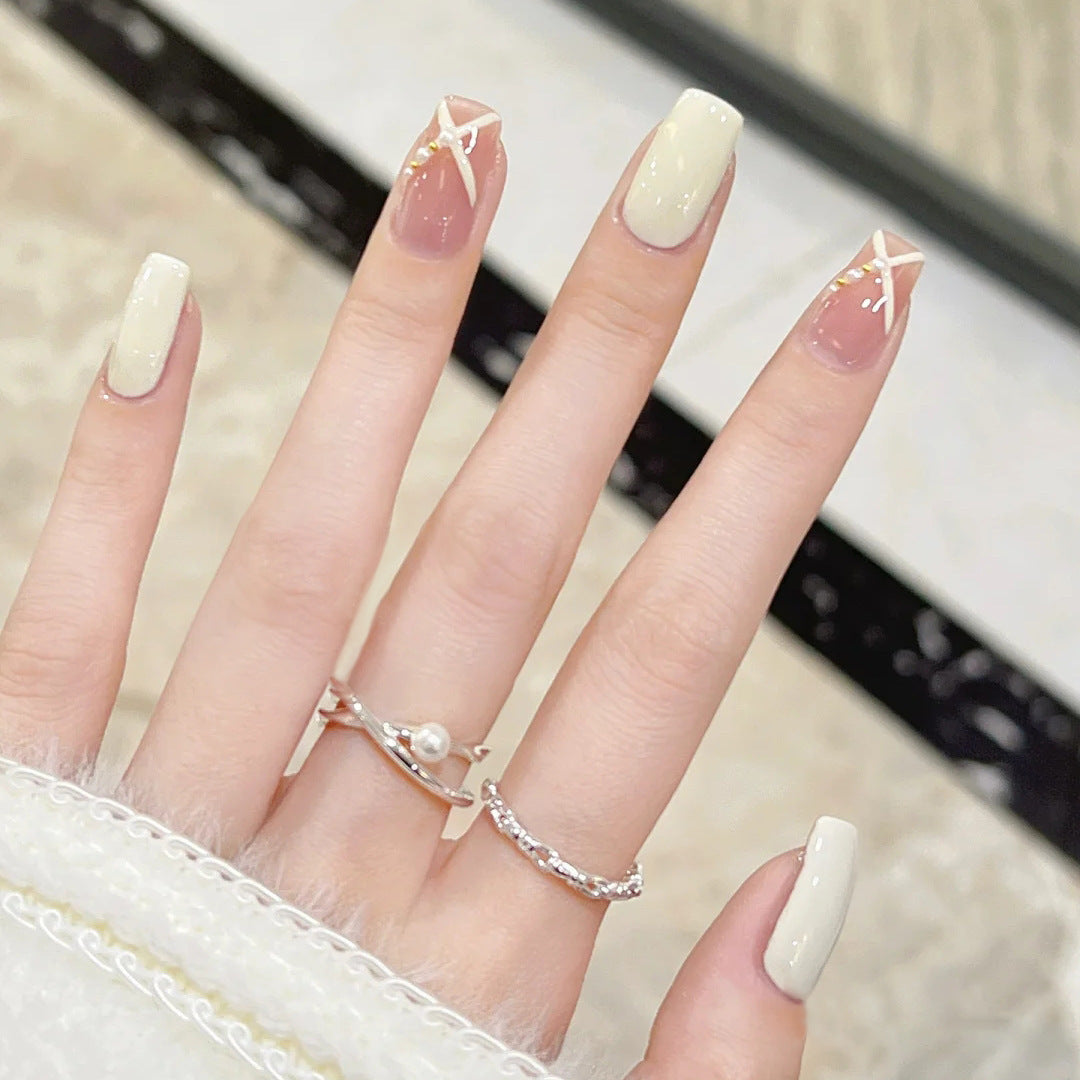 Kunstnagelset mit funkelnden Glitzer- und holografischen Akzenten Brehn