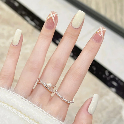 Kunstnagelset mit funkelnden Glitzer- und holografischen Akzenten Brehn