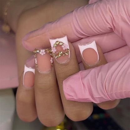 Kunstnagelset mit filigranen Blüten- und Glitzerakzenten Brehn
