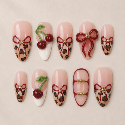 Kunstnagelset mit stilvollen floralen und animalischen Akzenten Brehn