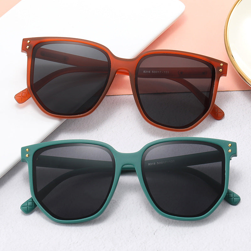 Damen modische Oversized-Sonnenbrille mit robustem Kunststoffrahmen Brehn