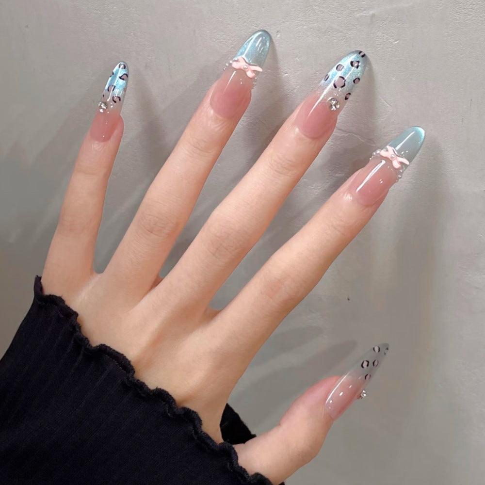 Elegantes Stiletto Press-On Nail Art Set mit floralen Akzenten Brehn