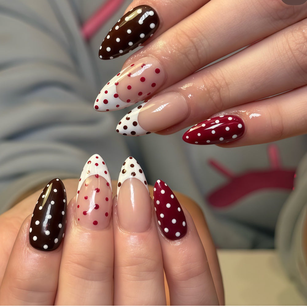 Kreative Kunstnägel im modernen Polka-Dot-Design Brehn