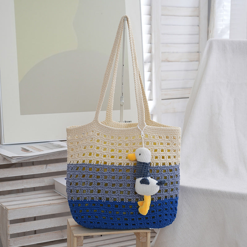 Handgefertigte Basttasche mit Niedlichem Anhänger Brehn