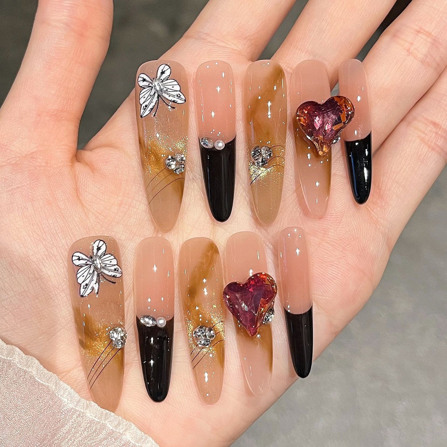 Künstlerische Stiletto Press-On Nagelkunst mit schimmernden Akzenten Brehn