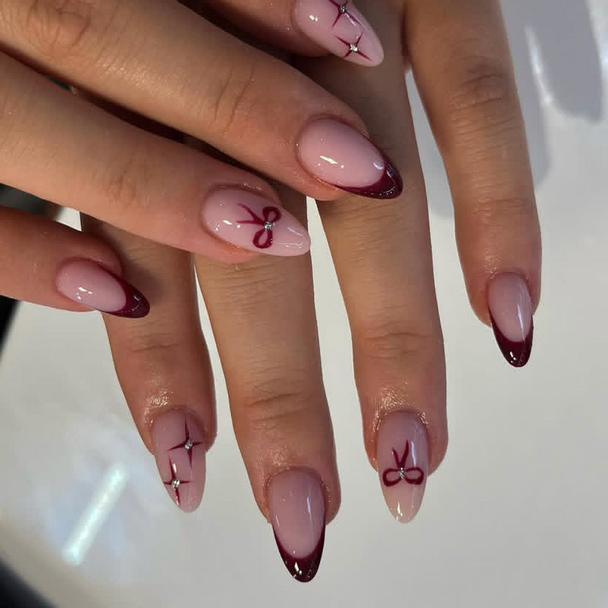 Künstlerisches Press-On-Nagelkunstset mit dekorativem Bogen und Kristallakzenten Brehn