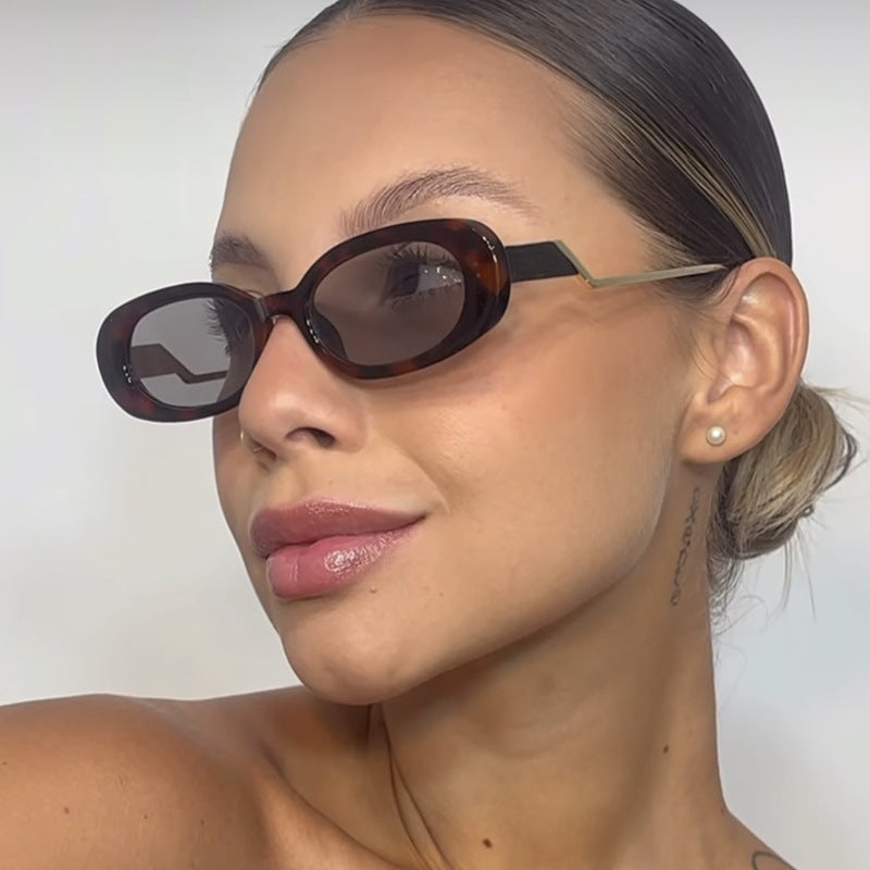 Damen retro-inspirierte Sonnenbrille mit zeitgemäßem Design und markantem Rahmen Brehn