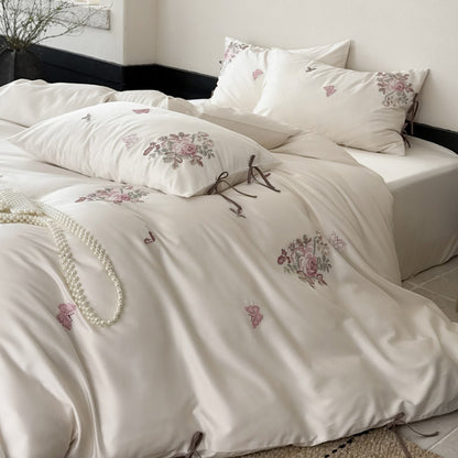 Feinsatin-Bettwäsche-Set mit floraler Stickerei, Bindebändern und feiner Steppstruktur Brehn