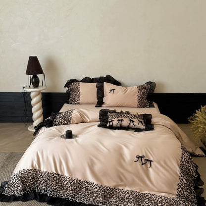 Premium-Satin-Bettbezug-Set mit Leoparden-Akzent und Chiffon-Rüsche