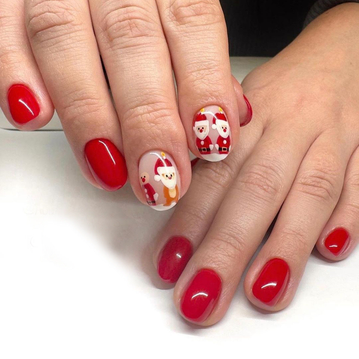 Kunstnagelset im festlichen Weihnachtsdesign mit niedlichen Motiven Brehn