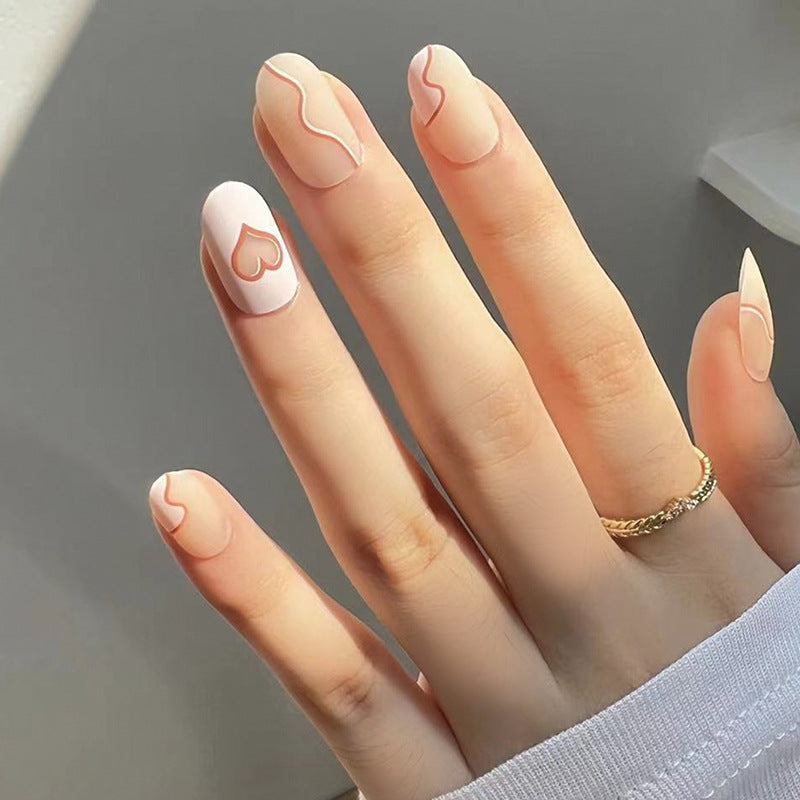 Kunstvolle Nagelverlängerungen mit elegantem Herzdesign Brehn