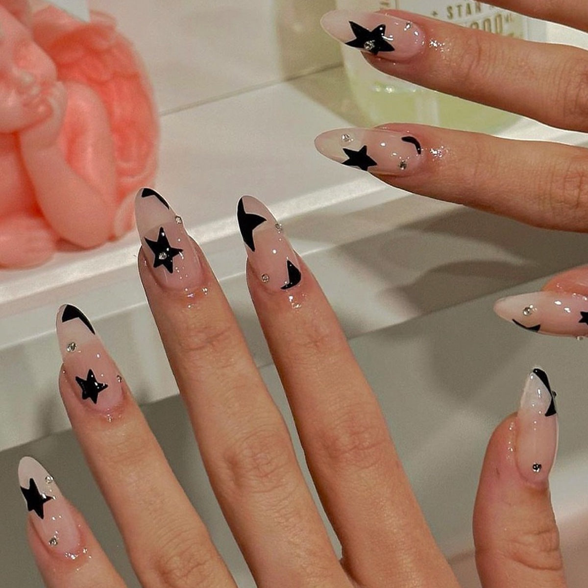 Elegante Kunstnägel mit Glitzerakzenten Brehn