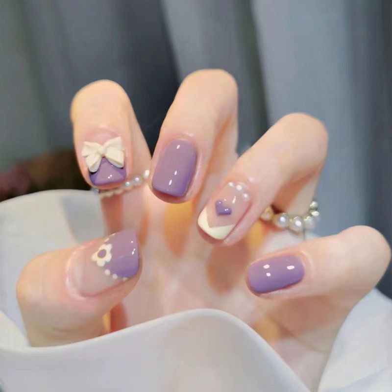 Glamouröse Nagelkunst mit Perlen und Glitzer Brehn