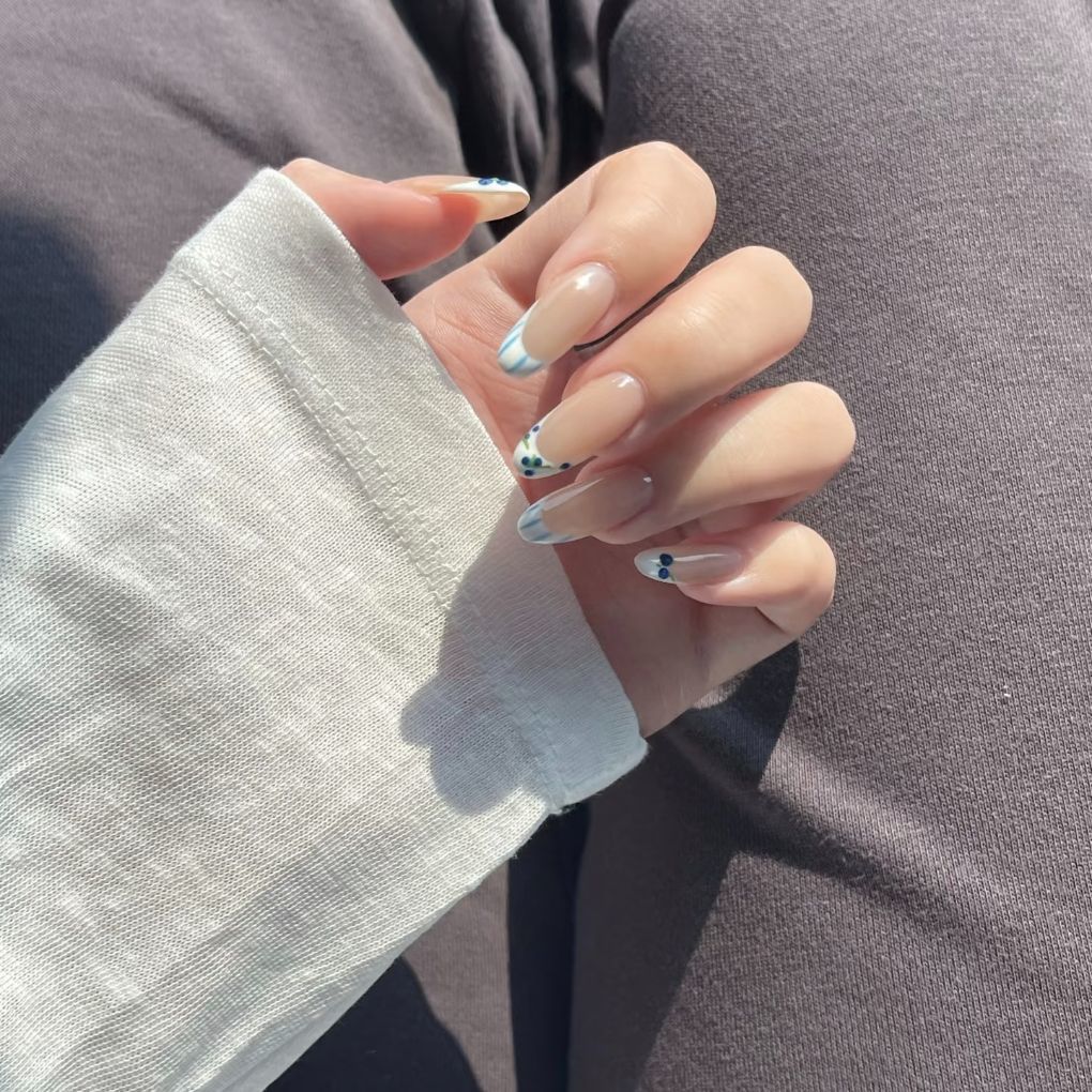 Blumige Französische Spitzen-Nagelkunst-Erweiterungen