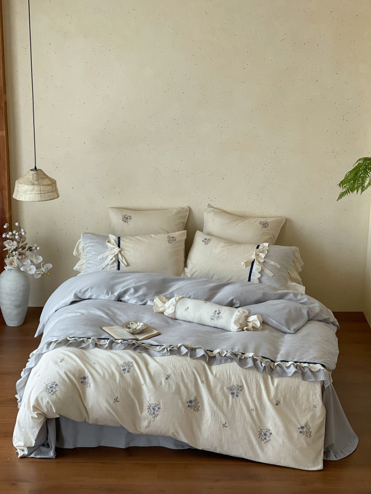 Romantisches Baumwollsatin-Bettwäsche-Set mit Rüschen, bestickten Blumenbouquets und Dekorrollen Brehn