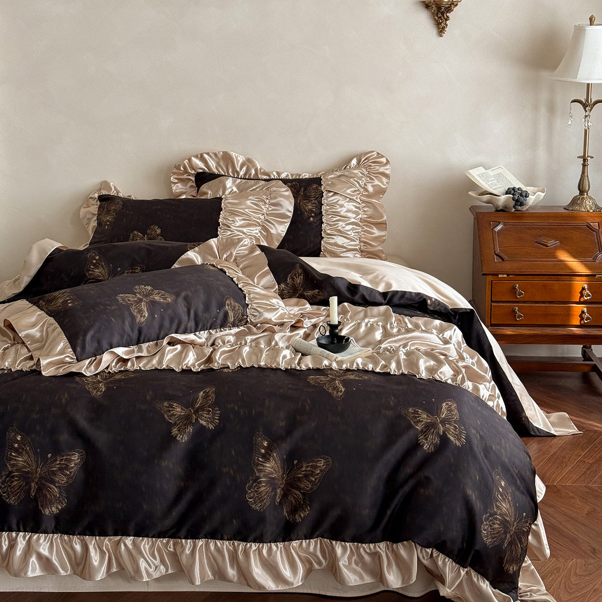 Luxuriöses Satin-Bettwäscheset mit üppigen Rüschen und Schmetterlingsdruck