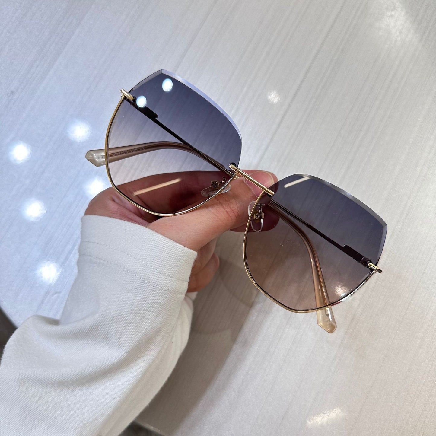 Damen Sonnenbrille mit elegantem, breitem Rahmen und luxuriösen Akzenten Brehn