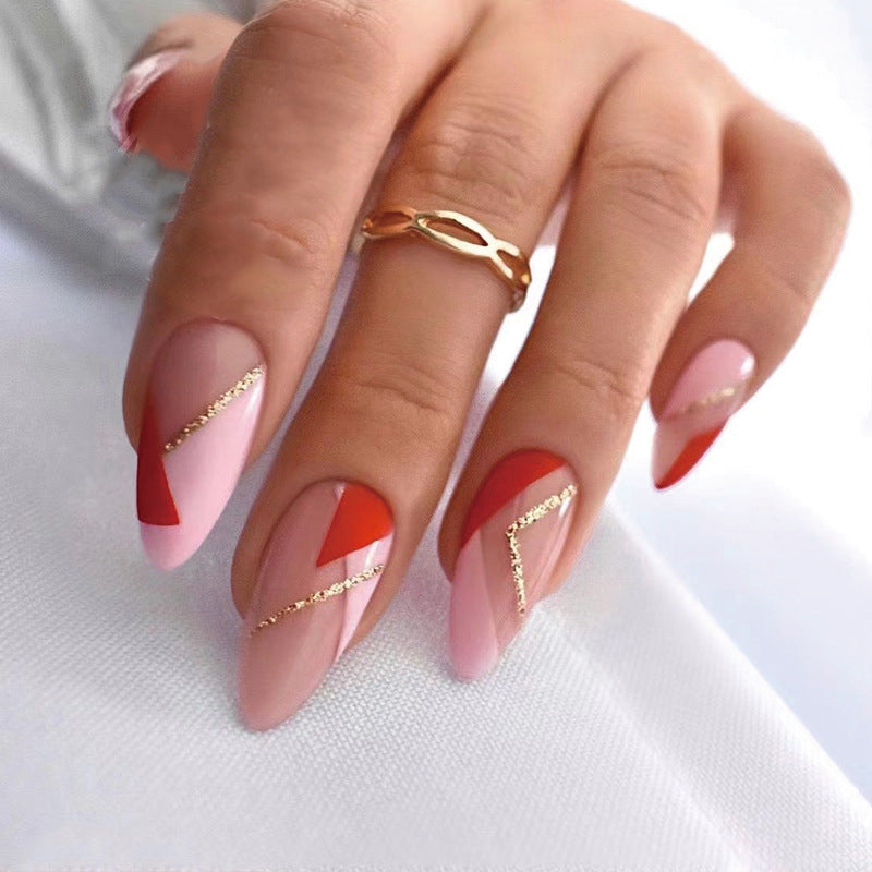 Kunstvolle Nagelkunst mit geometrischen Akzenten und Metallic-Details Brehn