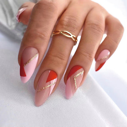 Kunstvolle Nagelkunst mit geometrischen Akzenten und Metallic-Details Brehn