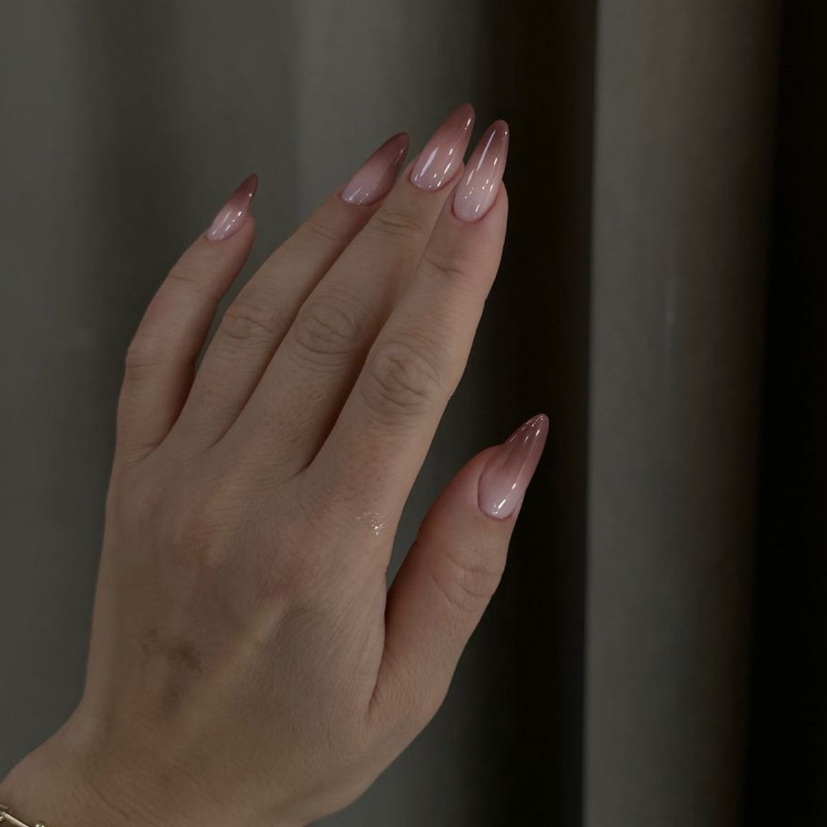 Kunstvolle Stiletto-Nägel mit elegantem Ombre-Design Brehn