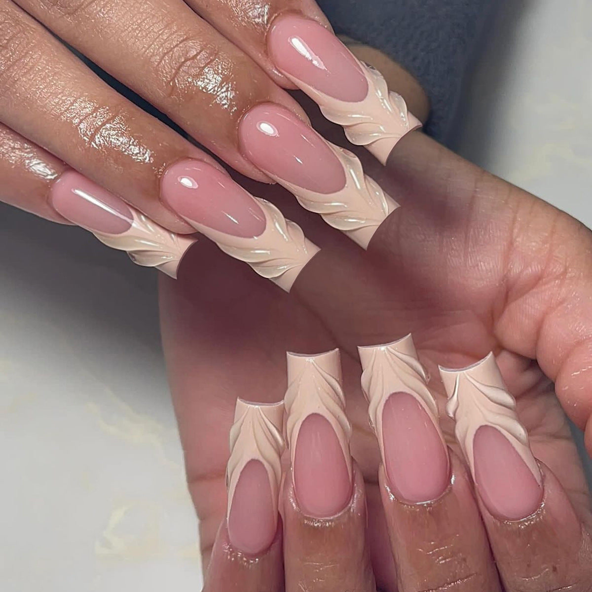 Kunstvolle Nagelverlängerungen mit eleganten Blätterdesigns Brehn