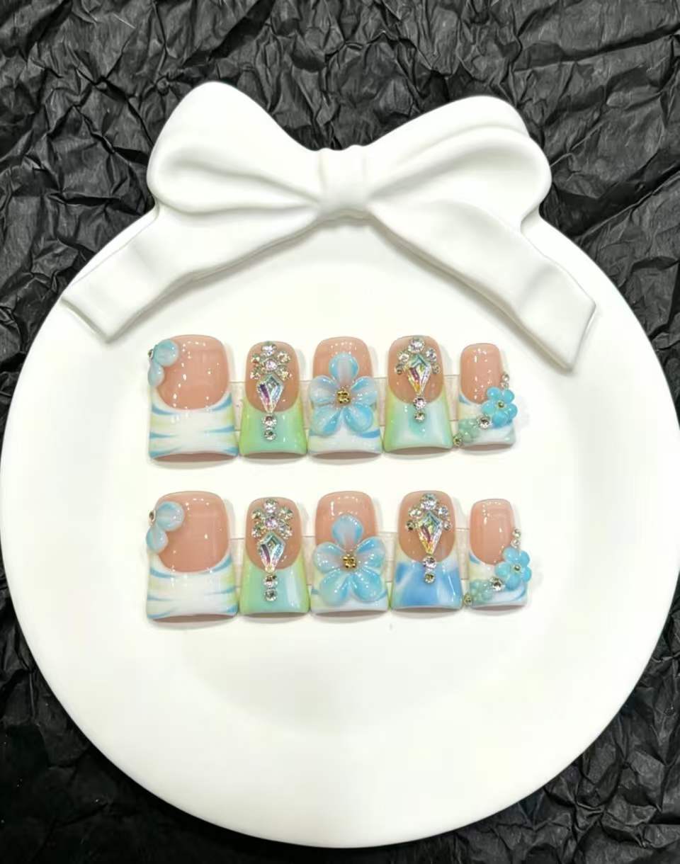 Künstlerisches Floral Press-On Nagelkunstset mit 3D-Verzierungen