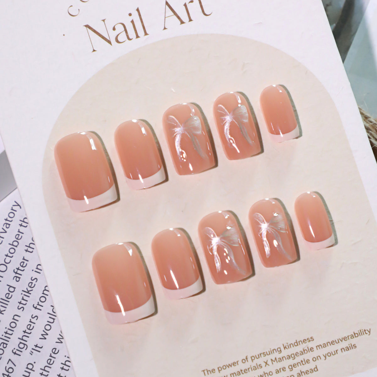 Künstliche Nagelkunst mit zartem floralen Design Brehn