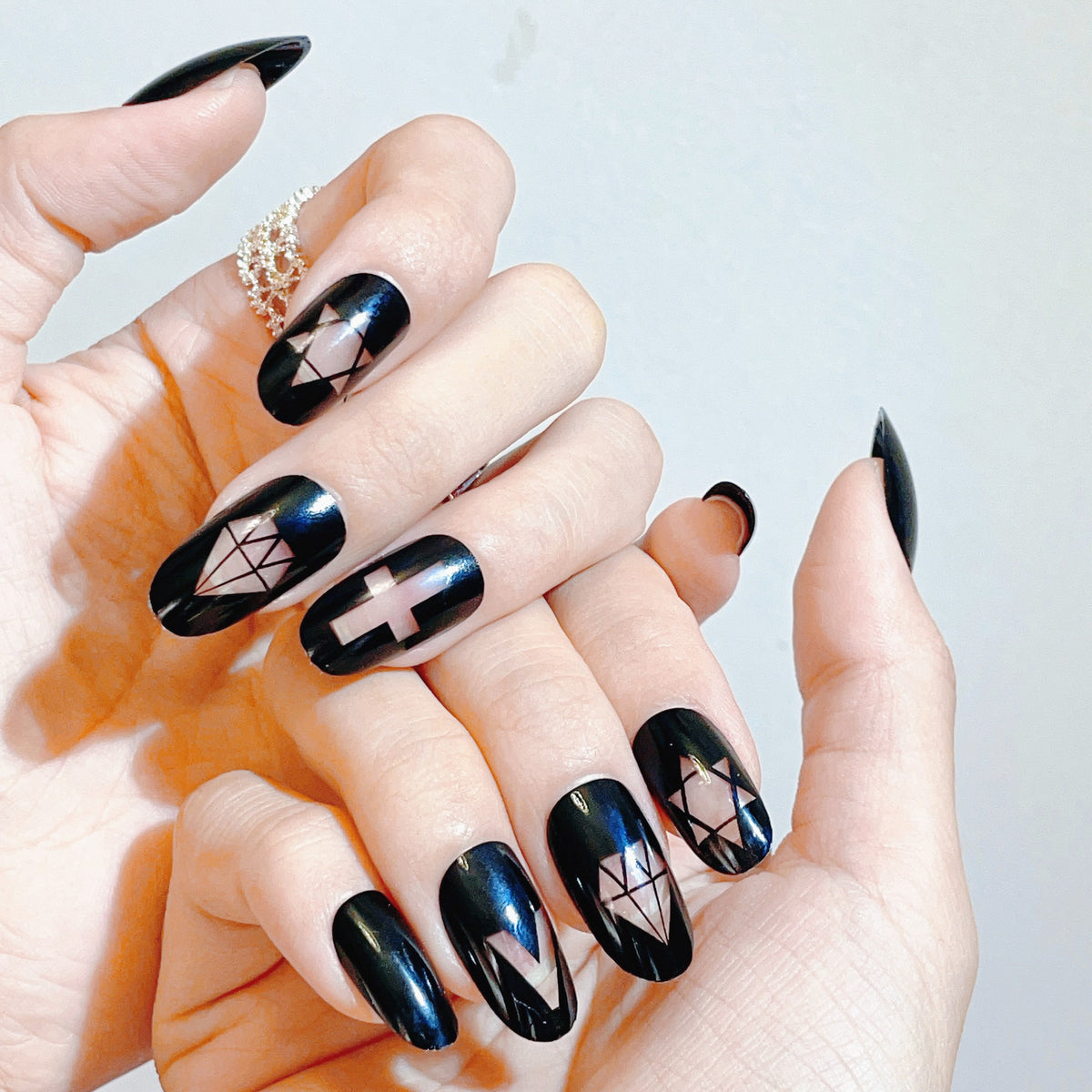 Künstlerisches Press-On-Nagelset mit geometrischen und symbolischen Designs