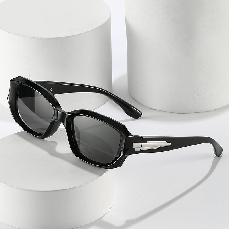 Retro-inspirierte winkelförmige Sonnenbrille mit einzigartigen dekorativen Details Brehn