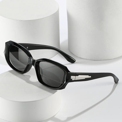 Retro-inspirierte winkelförmige Sonnenbrille mit einzigartigen dekorativen Details Brehn