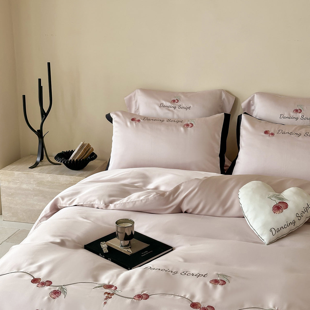 Bestickte Satin-ähnliche Bettwäsche mit Kontrastpaspel und dekorativen Kissenbezügen